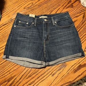 NWT Levi’s Jean Short mid rise / mid length